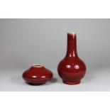 Paar Vasen, China, Porzellan, ohne Marke, Flambe-Glasur, H.: 16,5 und 6 cm. Guter, altersbedingter 