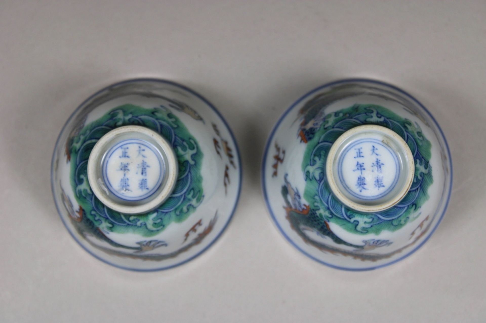 Paar Cups, China, Porzellan, blaue Doppelring- und Sechszeichen-Yongzheng Marke, Famille verte, Dra - Bild 5 aus 5