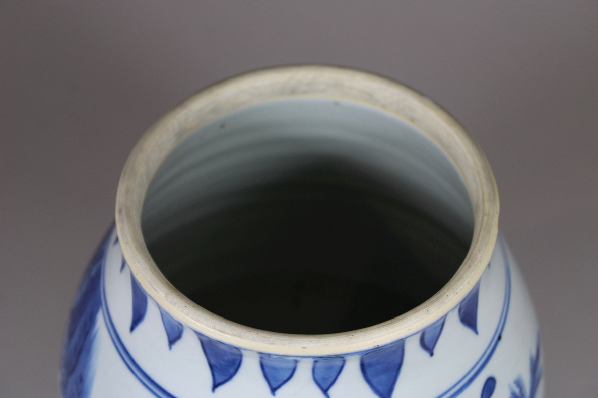 Vase, China, Porzellan, ohne Marke, blau-weiß Bemalung, figürliche Darstellung, H.: 24 cm. Guter, a - Image 6 of 6