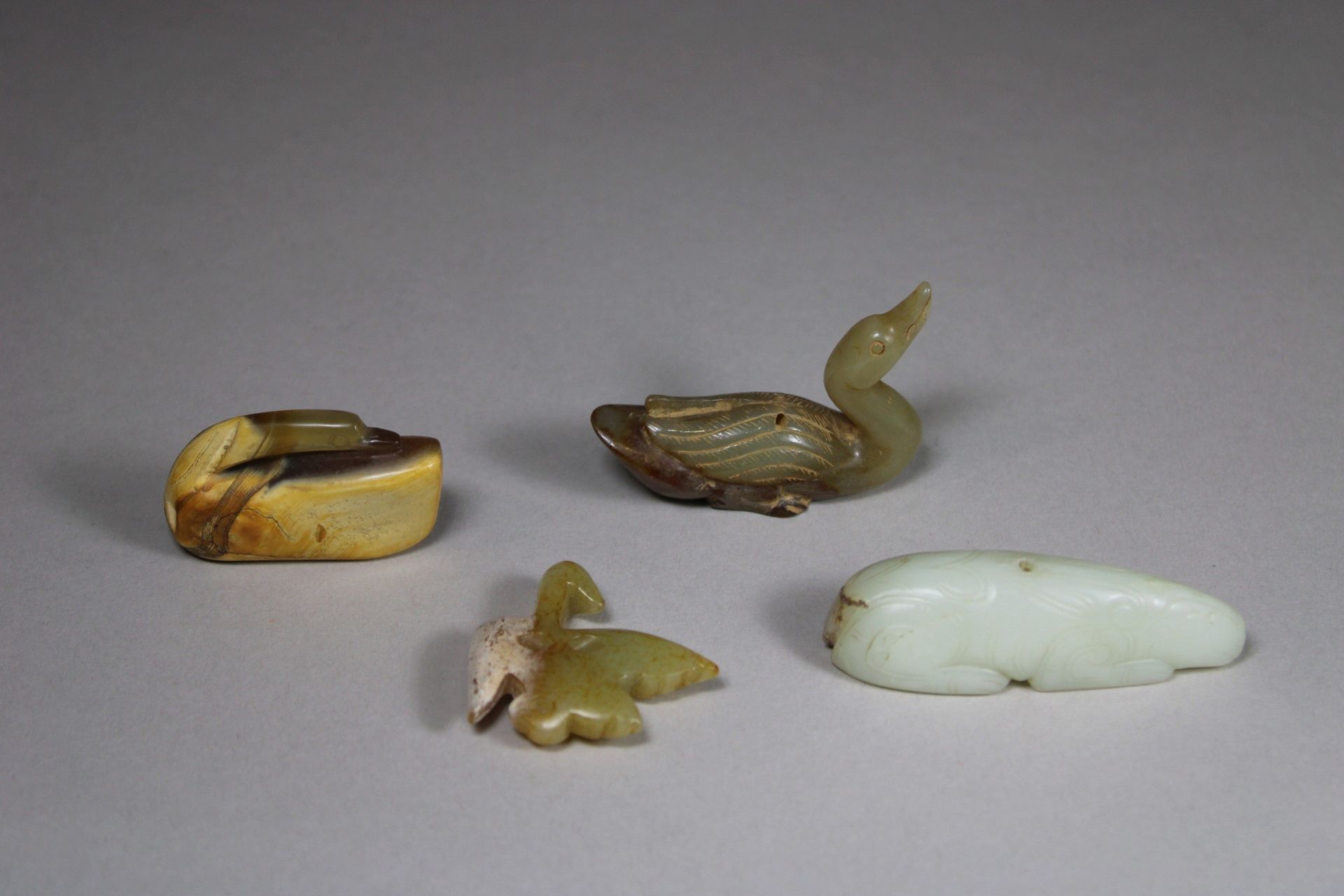 Vier Schnitzereien, China, 1 Fabeltier aus weißem Jade, wohl ming-Zeit, L.: 6,5 cm, Riess, 1 Ente a - Bild 2 aus 3