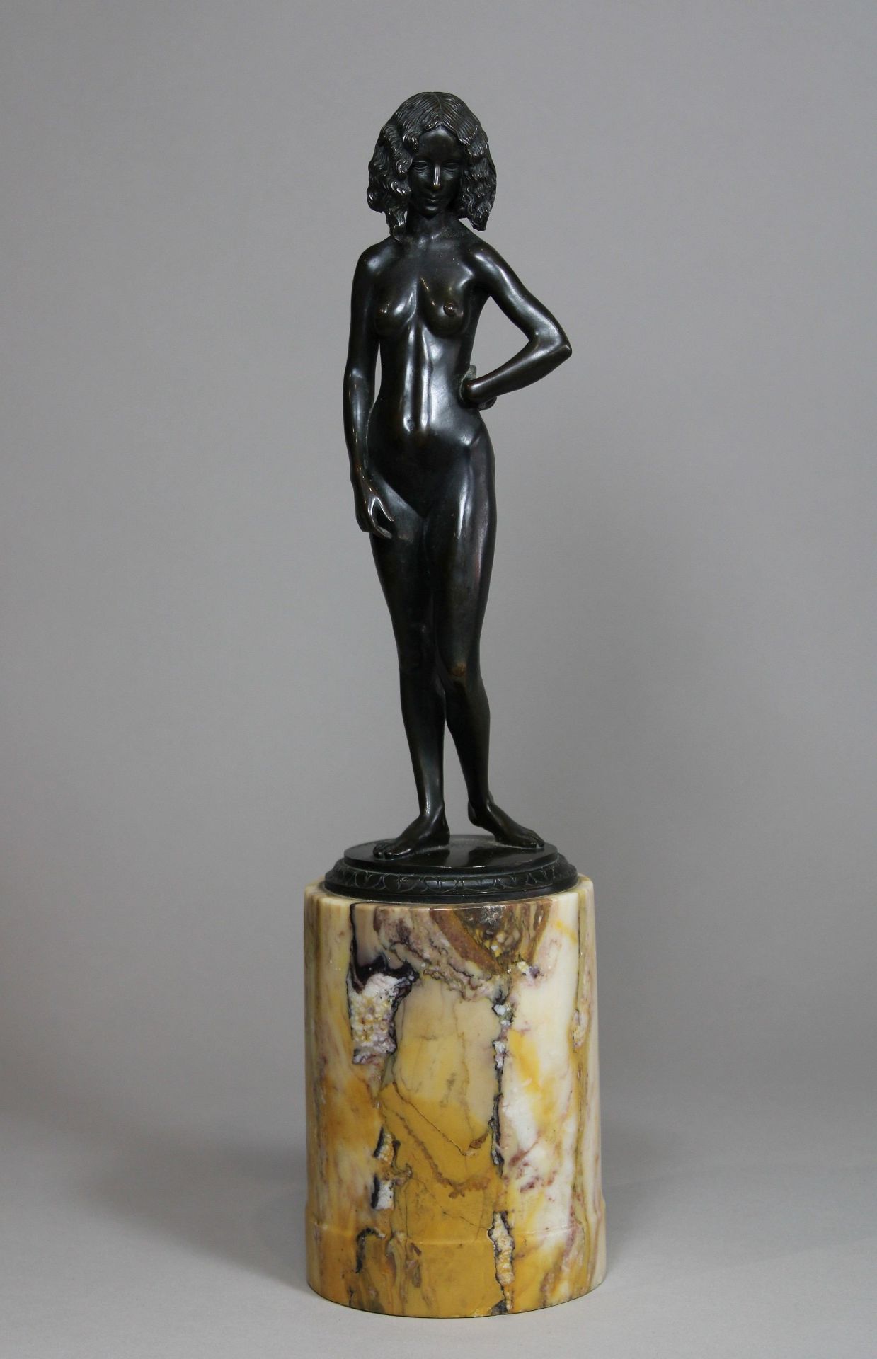 Johann Vierthaler (deutsch, 1869 - 1957), Stehender weiblicher Akt, Bronze, signiert, Marmorsockel,