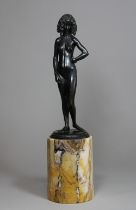 Johann Vierthaler (deutsch, 1869 - 1957), Stehender weiblicher Akt, Bronze, signiert, Marmorsockel,
