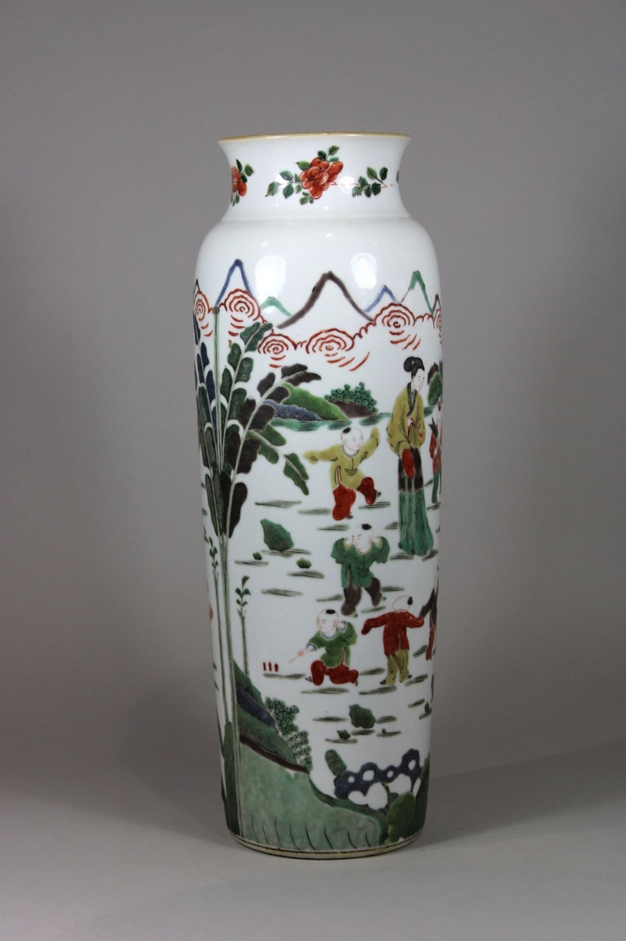 Xiangtuiping Vase, China, Porzellan, 18. - 19. Jh., ohne Marke, Wucai, figürliche Darstellung, Bode - Bild 4 aus 8