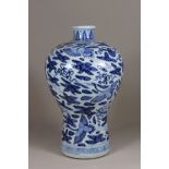 Meiping Vase, China, Porzellan, ohne Marke, blau-weiß, H.: 32 cm. Guter, altersbedingter Zustand.