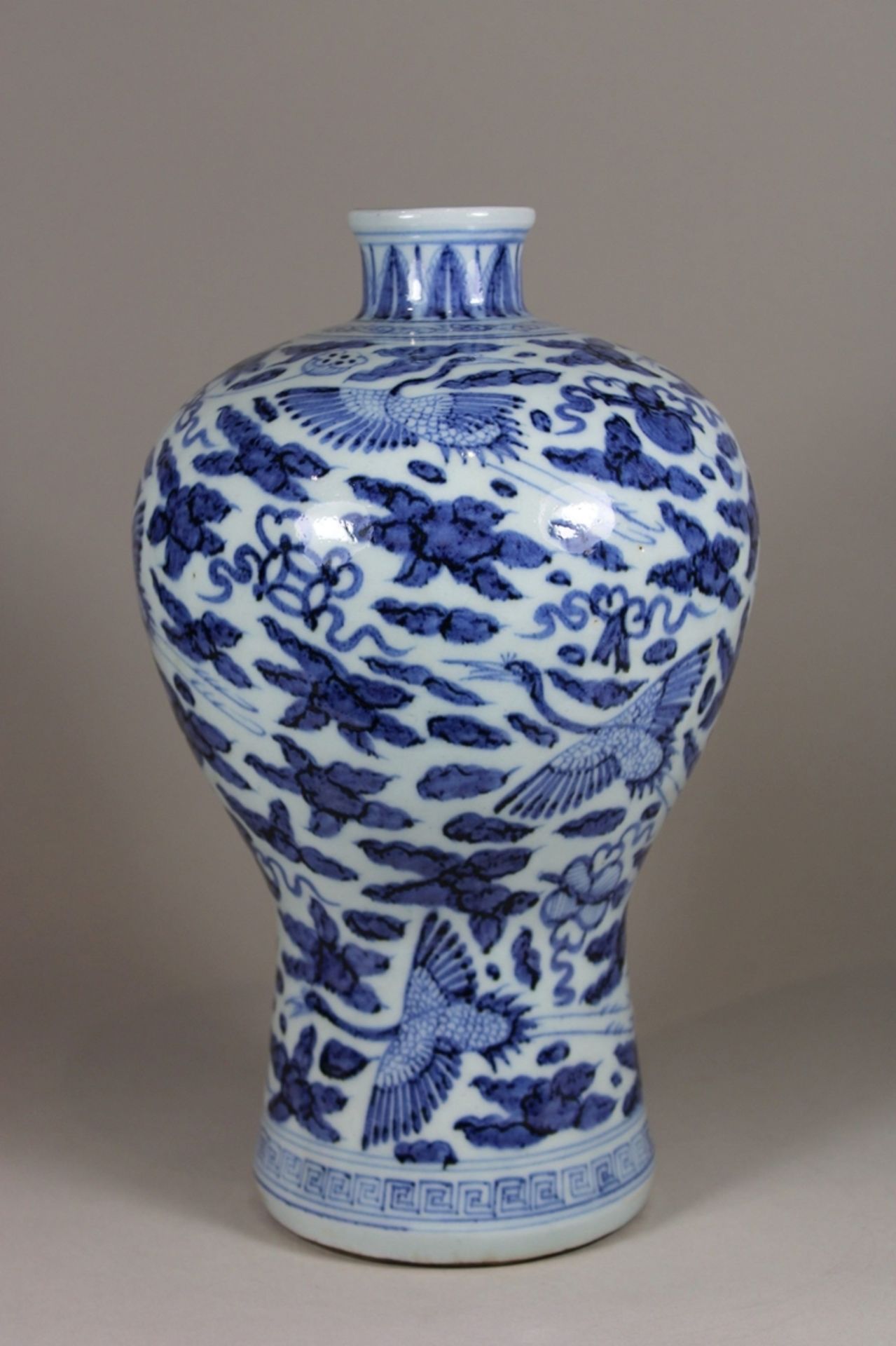 Meiping Vase, China, Porzellan, ohne Marke, blau-weiß, H.: 32 cm. Guter, altersbedingter Zustand.