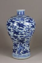 Meiping Vase, China, Porzellan, ohne Marke, blau-weiß, H.: 32 cm. Guter, altersbedingter Zustand.