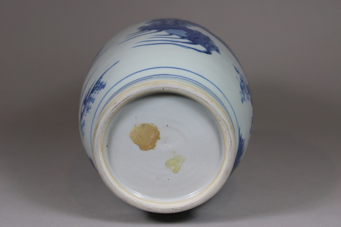 Vase, China, Porzellan, ohne Marke, blau-weiß Bemalung, figürliche Darstellung, H.: 24 cm. Guter, a - Image 5 of 6