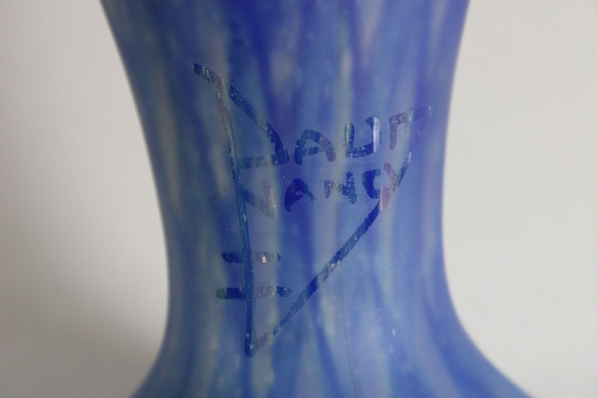 Vase, Daum Nancy, 1. Hälfte 20. Jh., Überfangglas mit dichten orangen und blauen Farbpulvereinschme - Image 2 of 2
