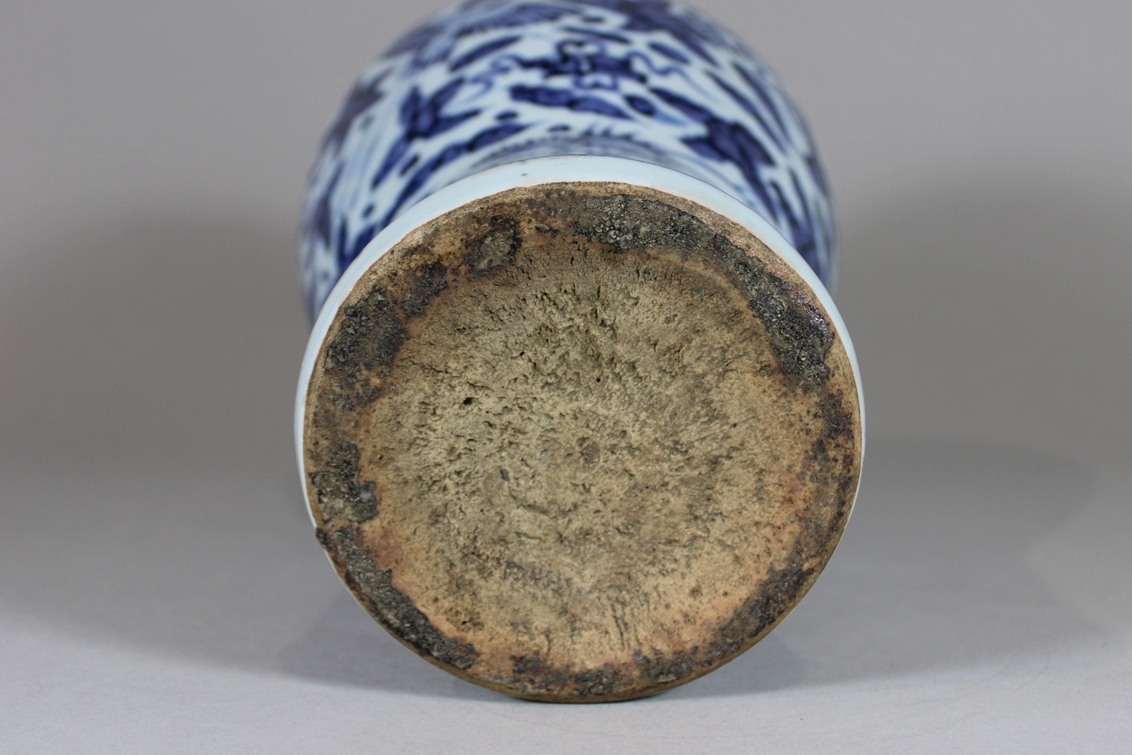 Meiping Vase, China, Porzellan, ohne Marke, blau-weiß, H.: 32 cm. Guter, altersbedingter Zustand. - Image 6 of 6