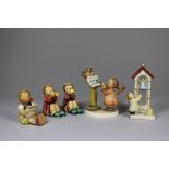 Fünf Porzellanfiguren, Musizierende Kinder und zwei Engeln, Goebel, Hummelfigur, am Sockel signiert