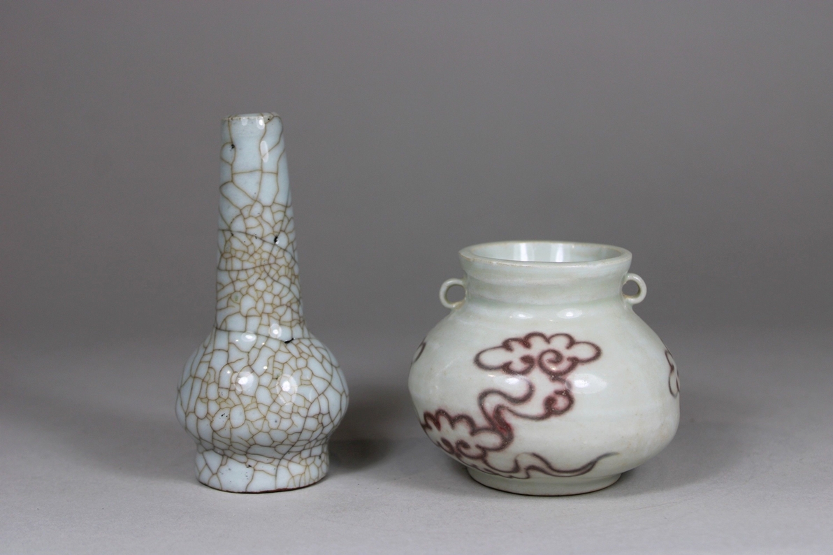 Paar Vasen, China, Porzellan, ohne Marke, eine Vase beige mit Krakelee-Glasur, H.: 11,5 cm, Henkelv