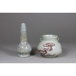 Paar Vasen, China, Porzellan, ohne Marke, eine Vase beige mit Krakelee-Glasur, H.: 11,5 cm, Henkelv