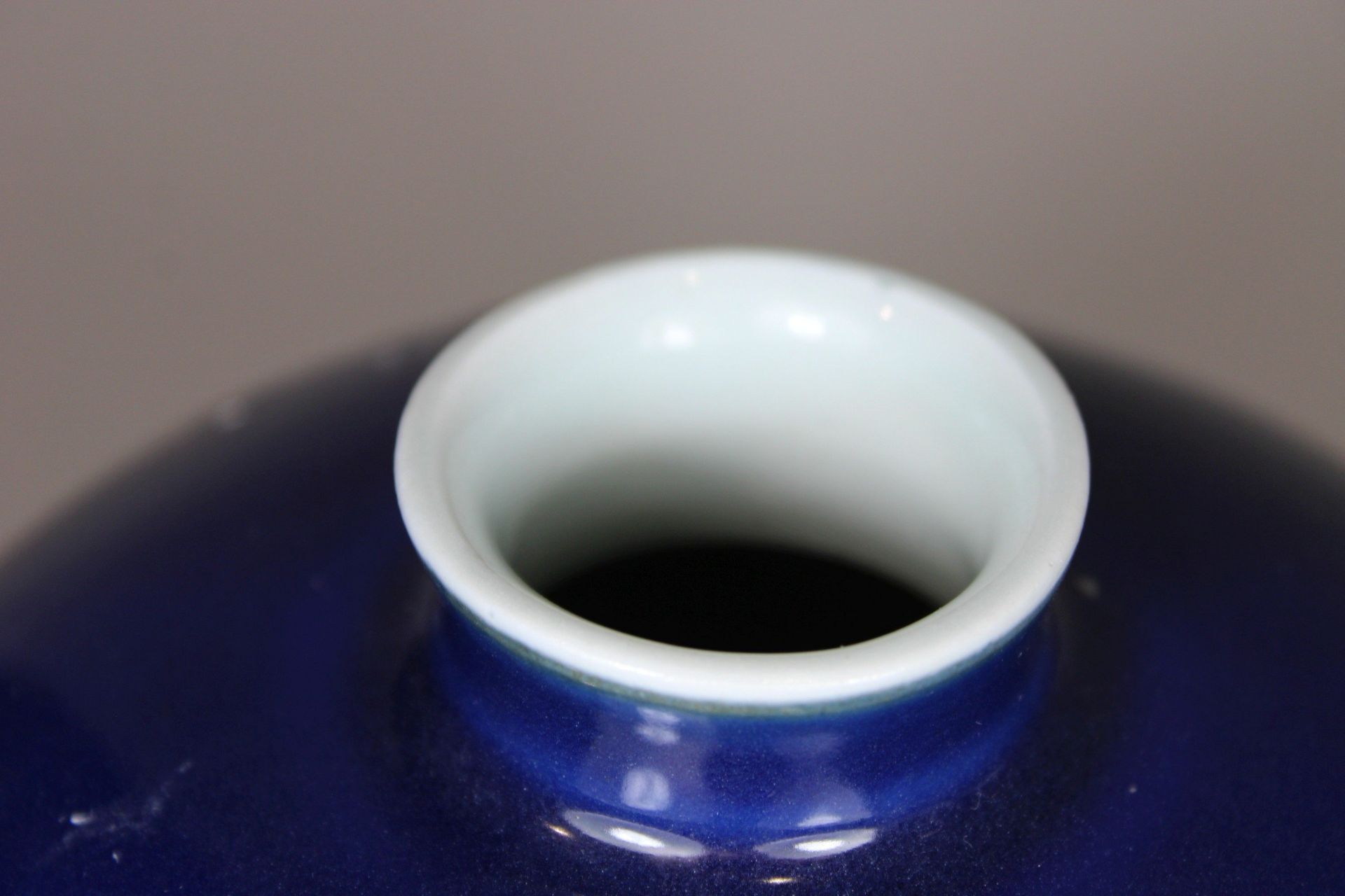 Meiping Vase, China, Porzellan, ohne Marke, Kobaltblau, H.: 26 cm. Guter, altersbedingter Zustand, - Image 3 of 4
