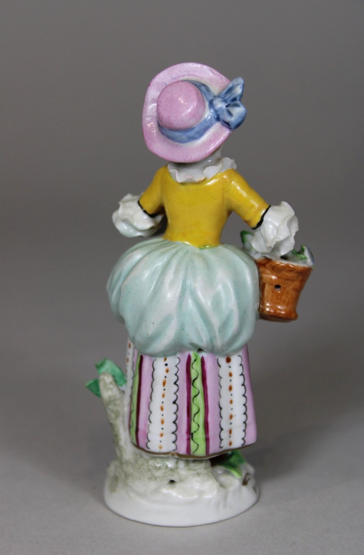Porzellanfigur, Mädchen mit Blumen, Sitzendorf, Maße: 10,5 x 5,5 x 4,5 cm. Guter, altersbedingter Z - Image 3 of 4