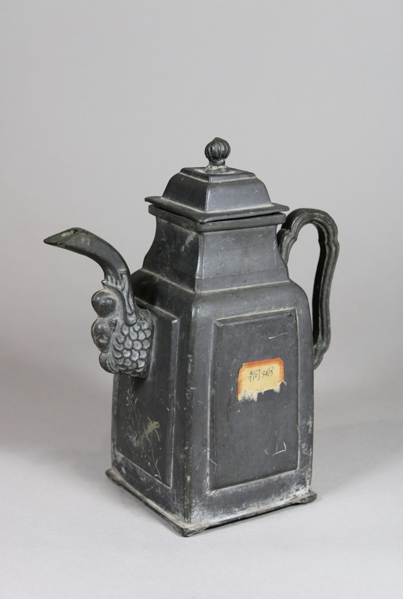 Quadratische Zinn-Teekanne, China, Marke am Boden, Blumendekor, H.: 18 cm, B.: 17 cm. Guter, alters - Bild 2 aus 4