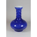 Vase, China, Porzellan, Guangxu Marke, wohl Ende 20. Jh., blau glasiert, H.: 32 cm. Guter, altersbe