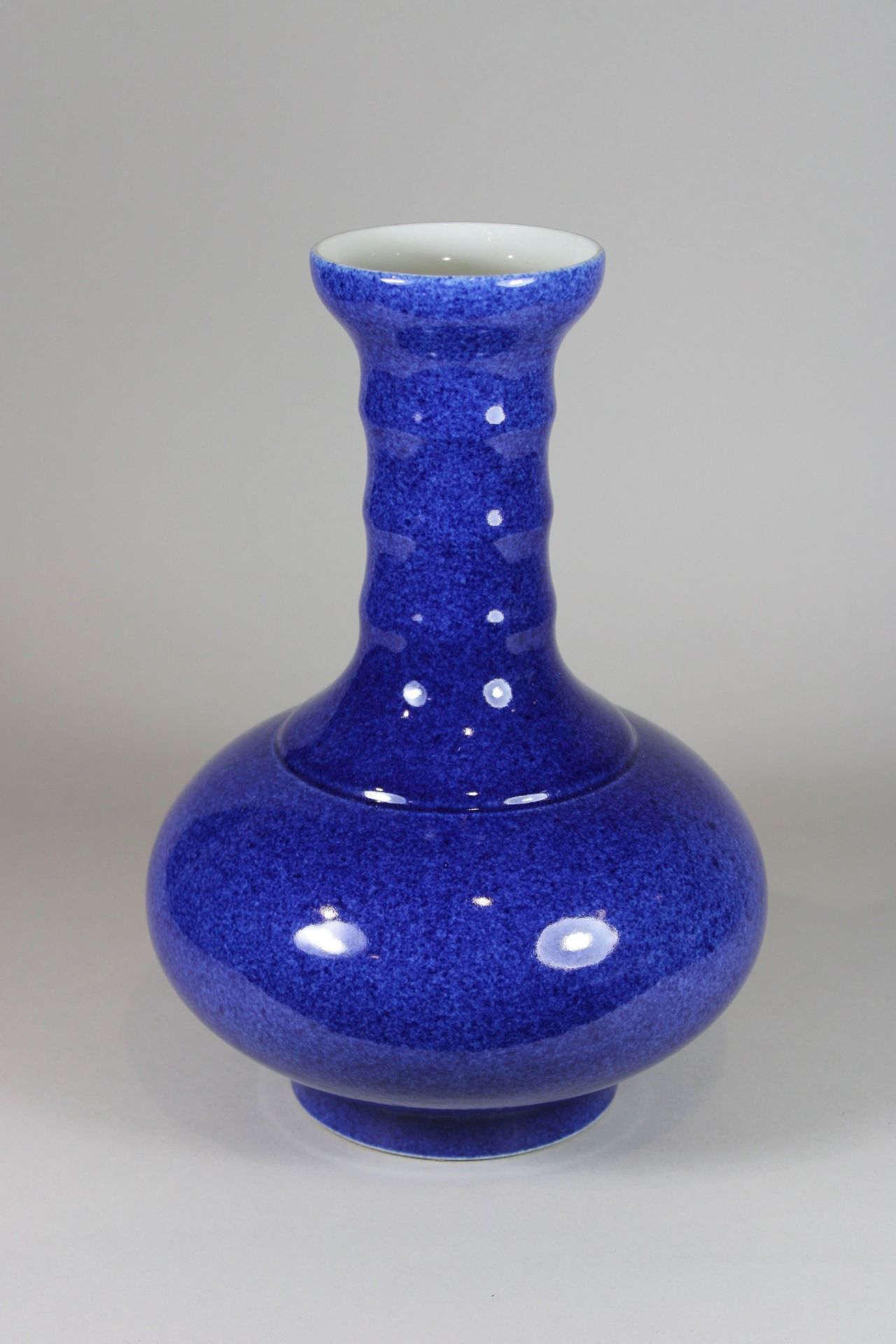 Vase, China, Porzellan, Guangxu Marke, wohl Ende 20. Jh., blau glasiert, H.: 32 cm. Guter, altersbe