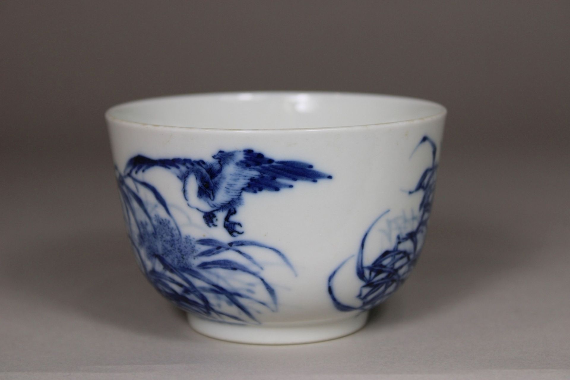 Cup, China, Porzellan, Sechszeichnen Marken am Boden, blau-weiß bemalt, Vogeldekor, Dm.: 9 cm, H.:  - Bild 4 aus 5