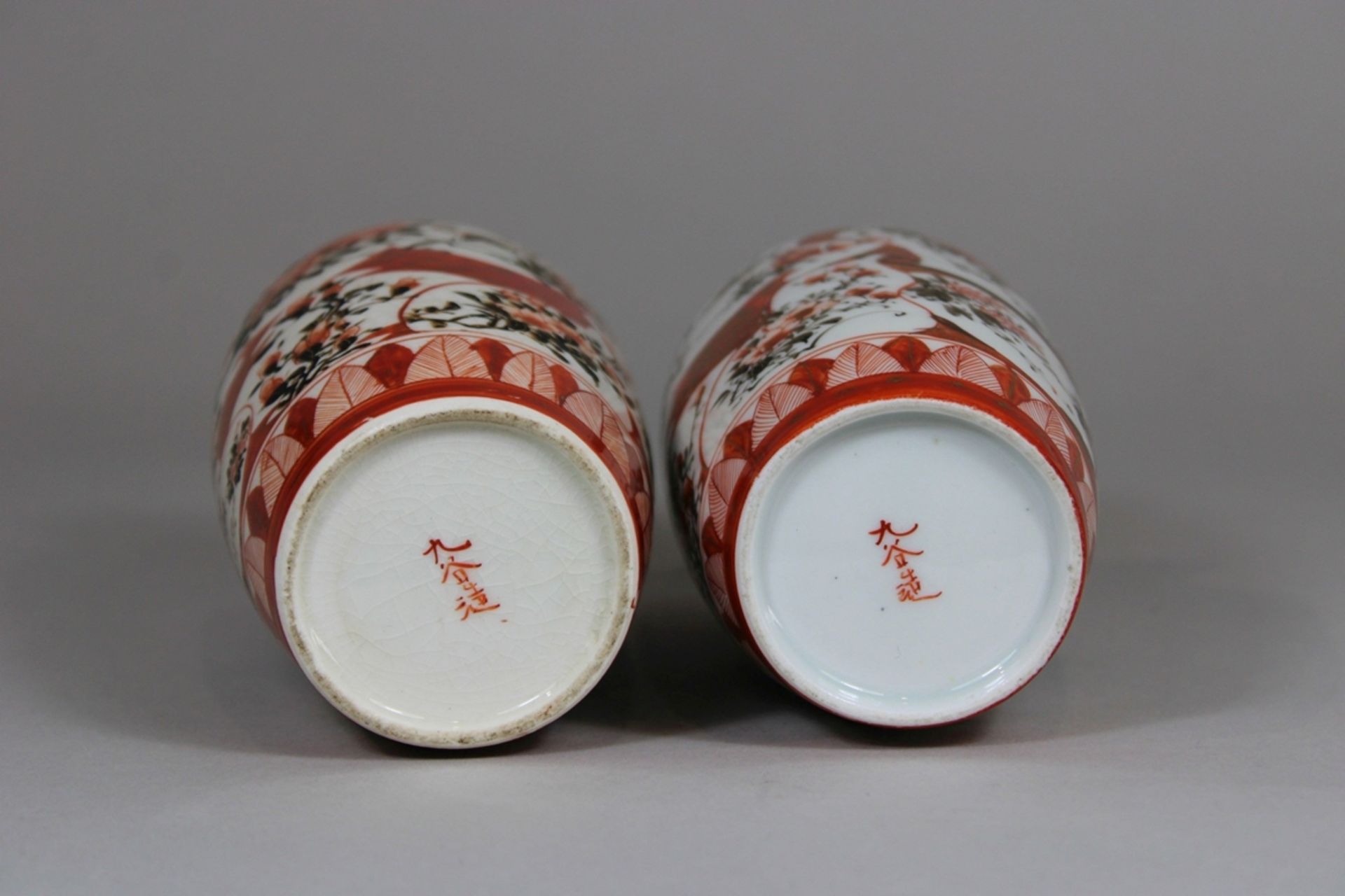 Paar-Kutani-Vase, Japan, Porzellan, Marke am Boden, mit eisenroter Malerei und Goldfarbe, H.: ca. 1 - Bild 4 aus 6