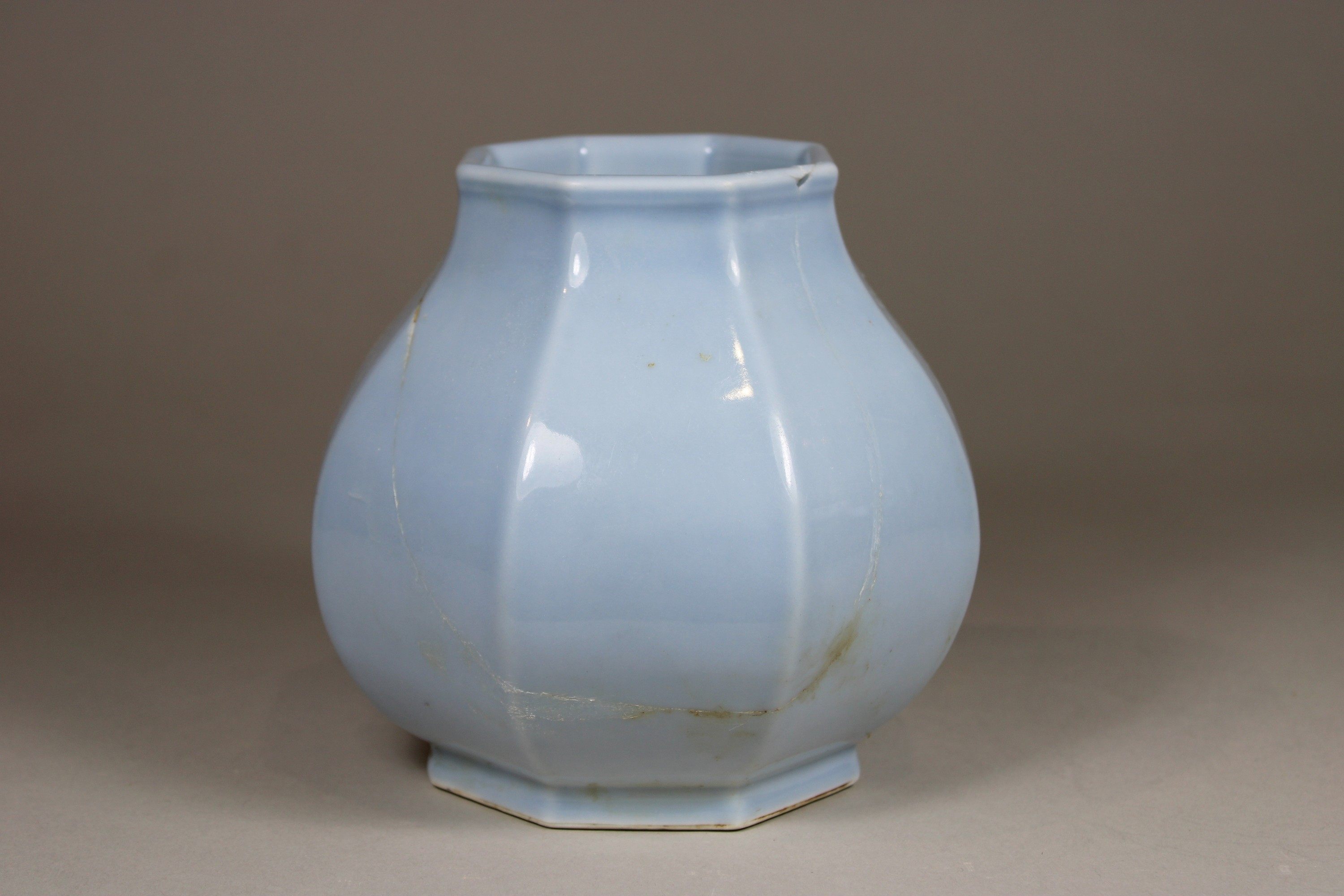 Oktogonale Vase, China, Porzellan, Sechszeichen Qianlong Marke, blau Glasur, H.: 14 cm. Altersgemäß - Image 2 of 4