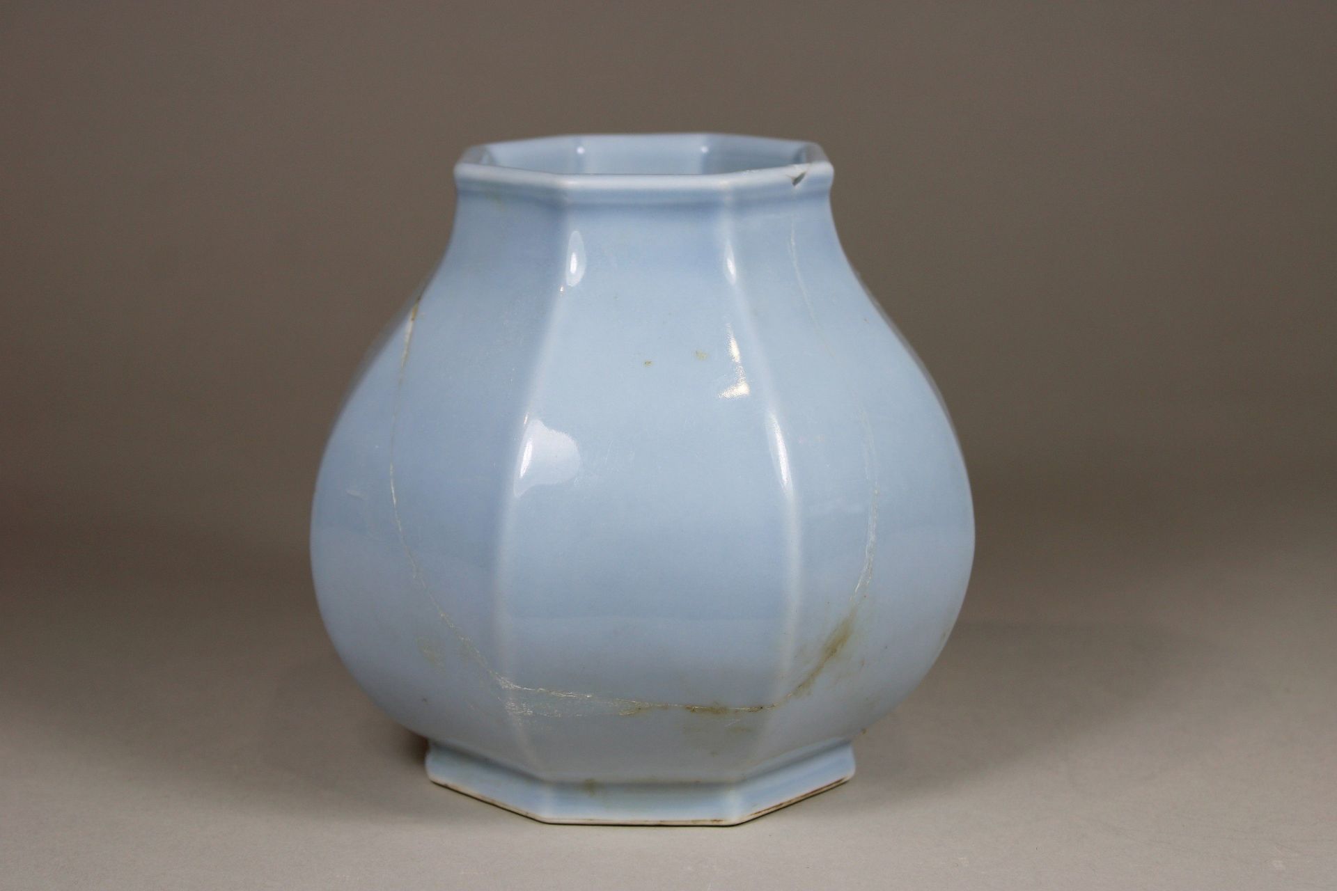 Oktogonale Vase, China, Porzellan, Sechszeichen Qianlong Marke, blau Glasur, H.: 14 cm. Altersgemäß - Bild 2 aus 4