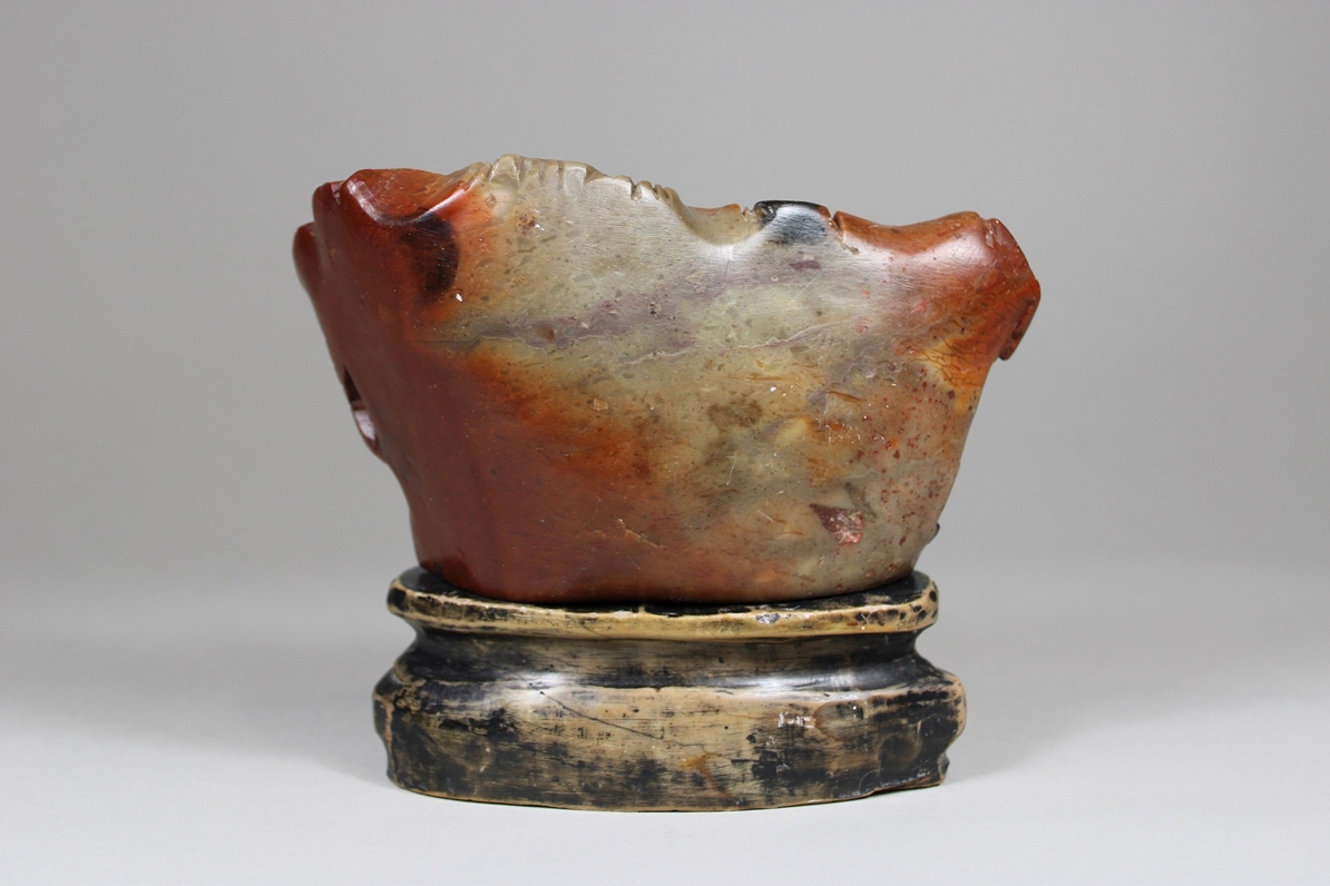 Schnitzerei aus Speckstein, China, 1. Hälfte 20. Jh., Vase mit Drachendekor, H. mit Sockel: 15 cm, - Image 3 of 5