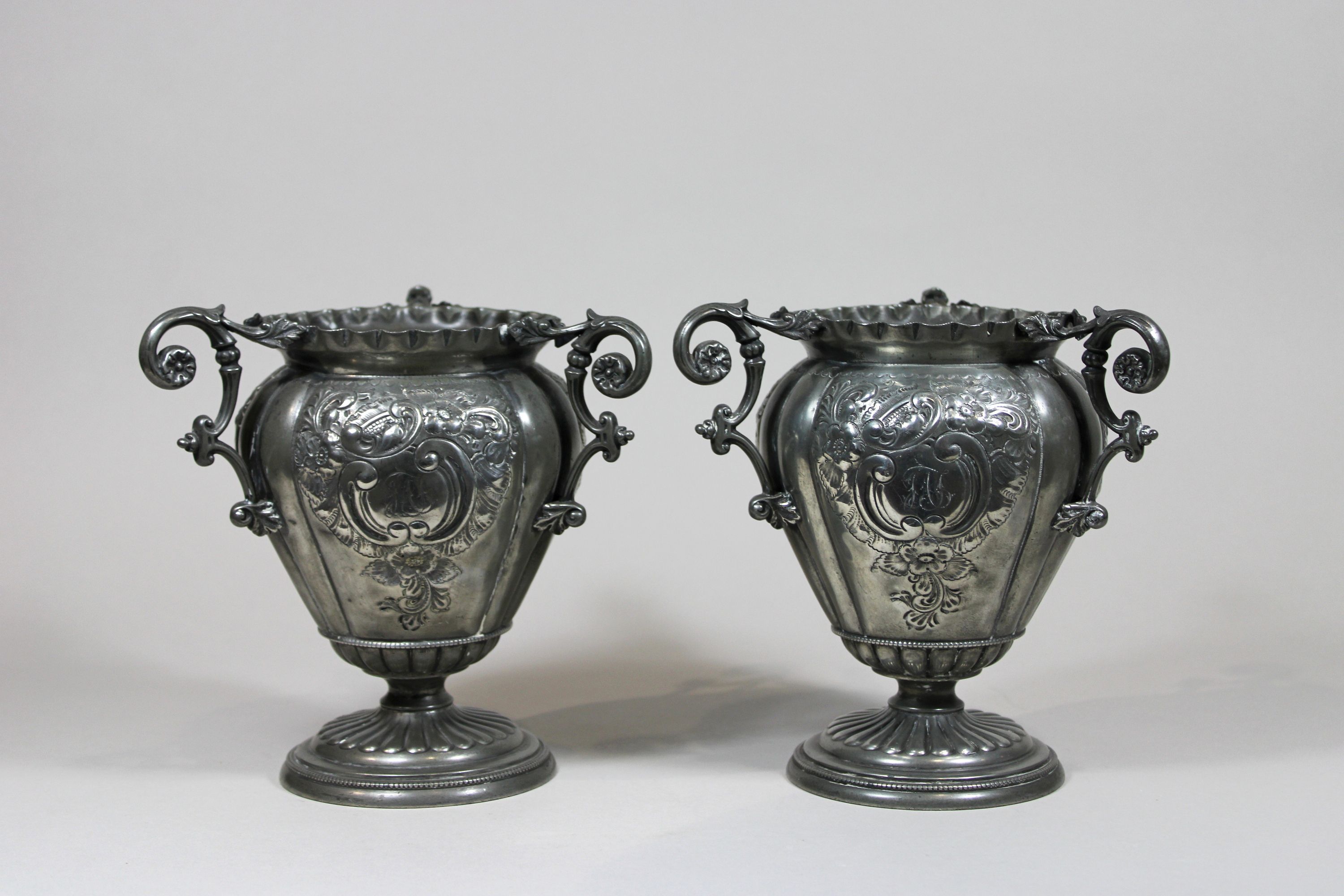 Paar Vasen, versilbert, Stempel auf dem Boden, Blumendekor, H.: ca. 19 cm. Guter, altersbedingter Z