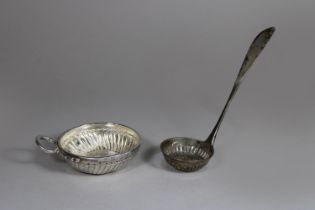Tastevin und Weinsieb, Silber, Frankreich, Tastevin: Minervakopfmarke, Dm.: 8,4 cm, Weinsieb: Punze