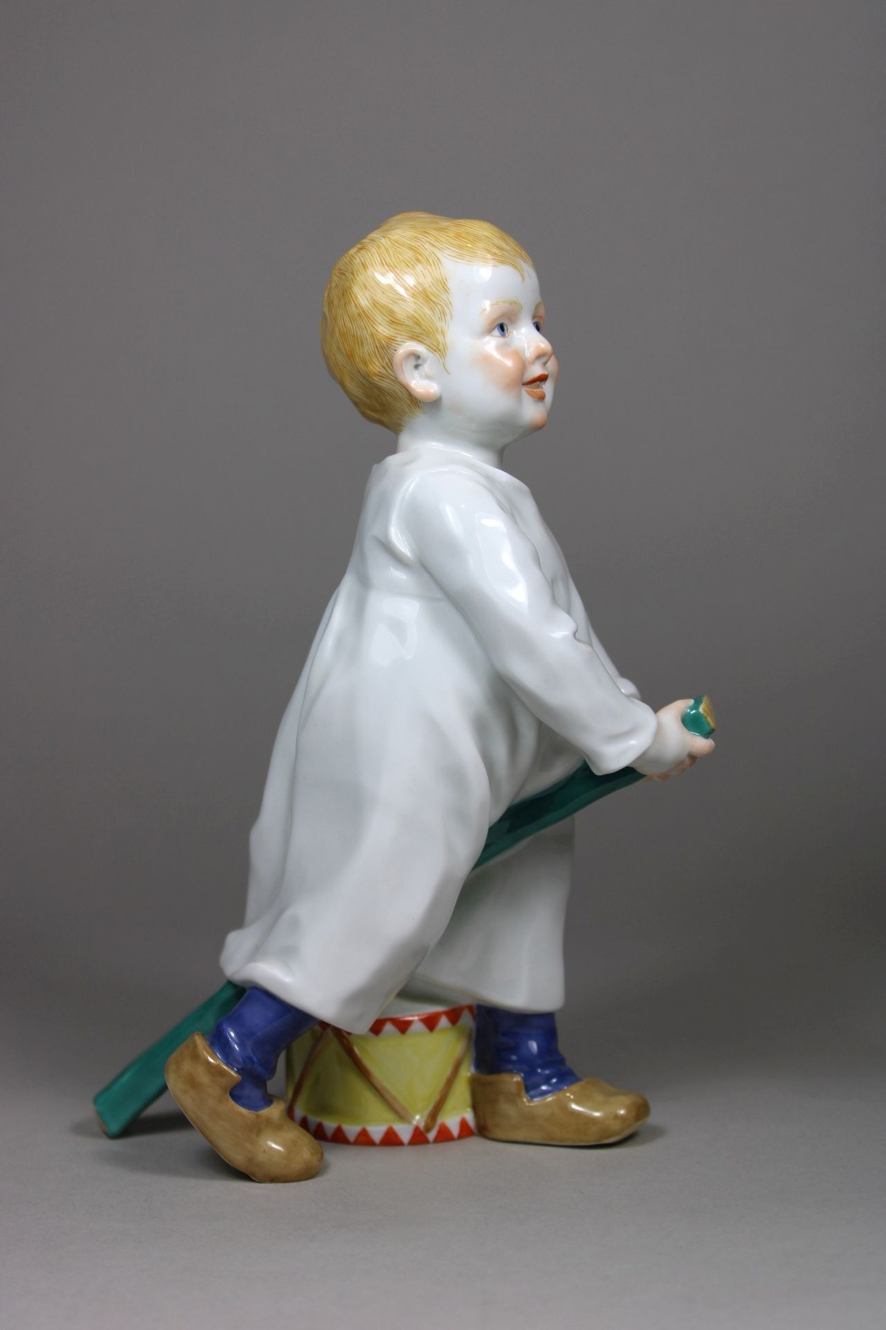 Porzellanfigur, Hentschelkind, Kind mit Stecken und Trommel, Meissen, Schwertermarke, Marke seit 19 - Bild 2 aus 5