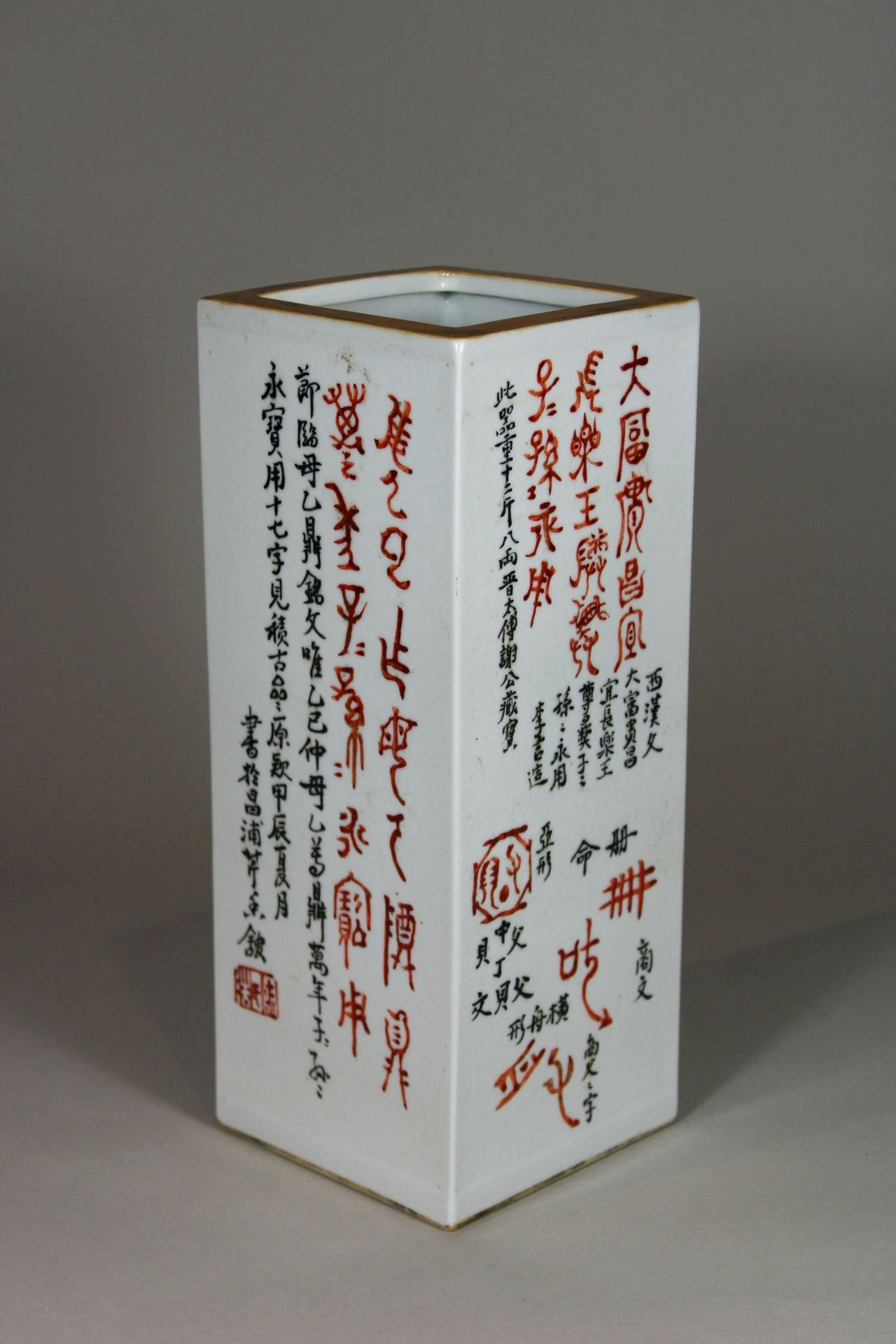 Viereckige Vase, China, Porzellan, rote Vierzeichen Guangxu Marke, kalligrafischen Motiven, H.: 28 - Bild 2 aus 3