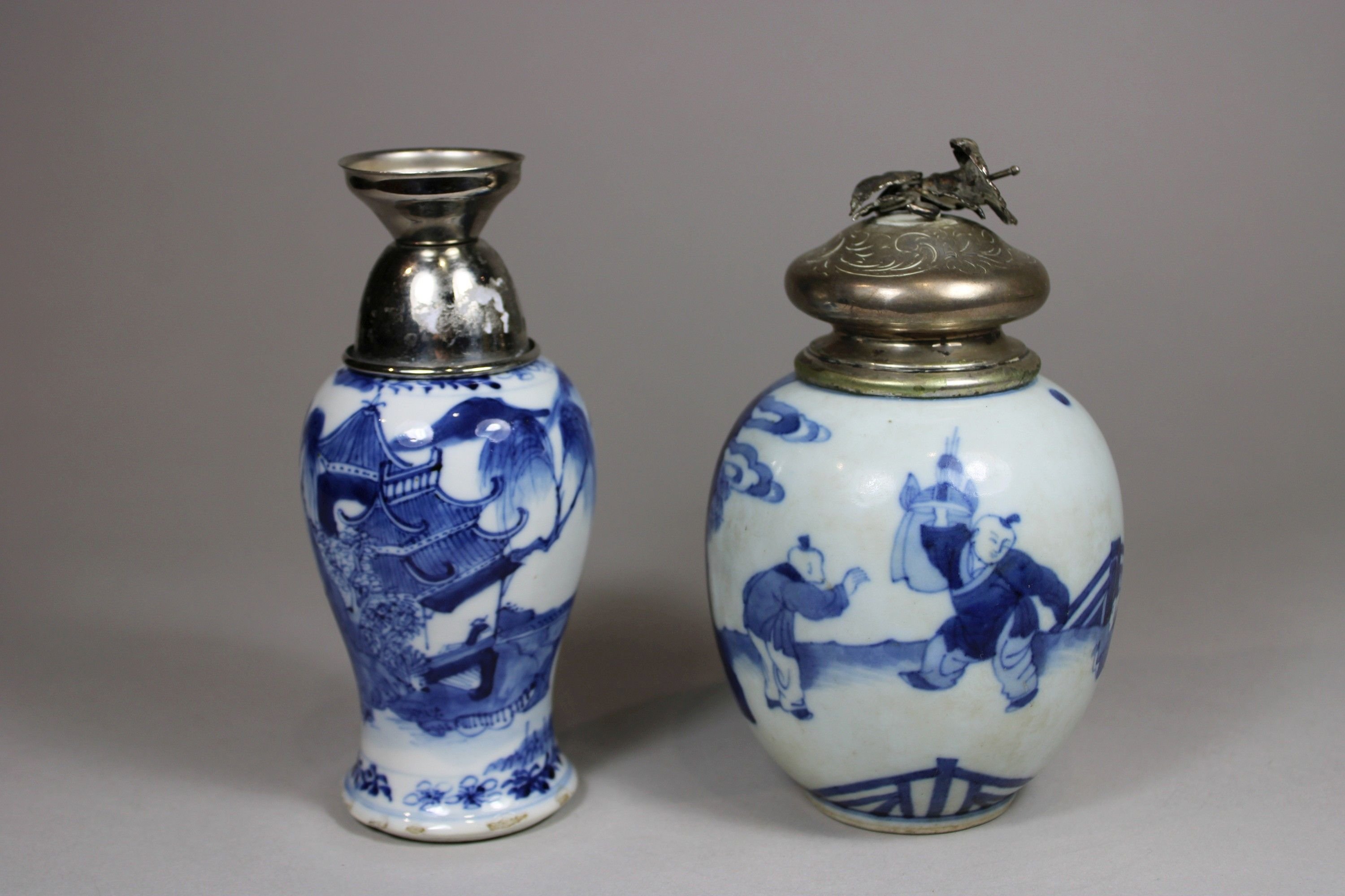 Paar Vasen mit Montierung, China, Porzellan, eine Vase mit vierzeichner Kangxi Marke, blau-weiß bem