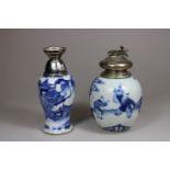 Paar Vasen mit Montierung, China, Porzellan, eine Vase mit vierzeichner Kangxi Marke, blau-weiß bem