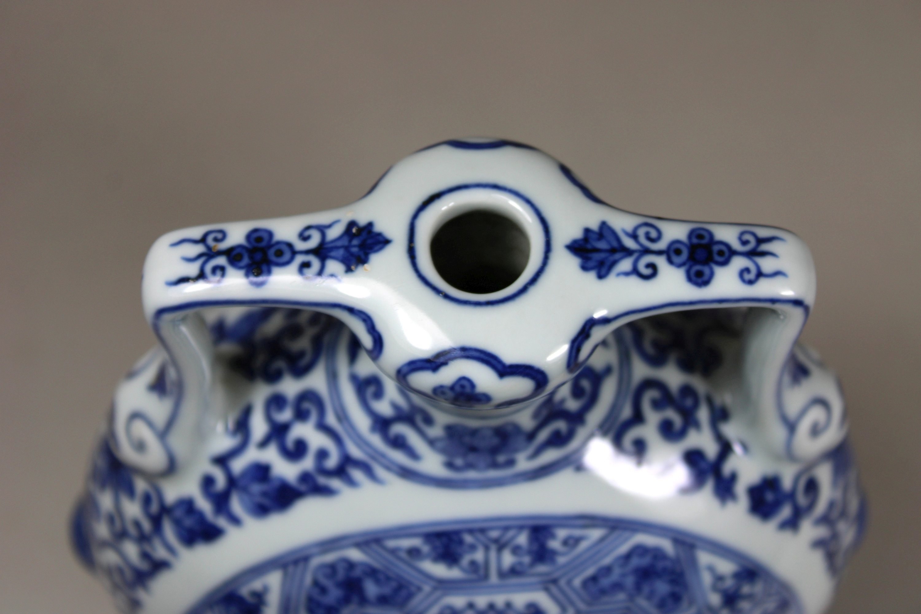 Baoyueping Vase, China, Porzellan, Qianlong Marke, blau-weiß bemalt, H.: 18 cm, B.: 14,5 cm. Guter, - Image 3 of 4