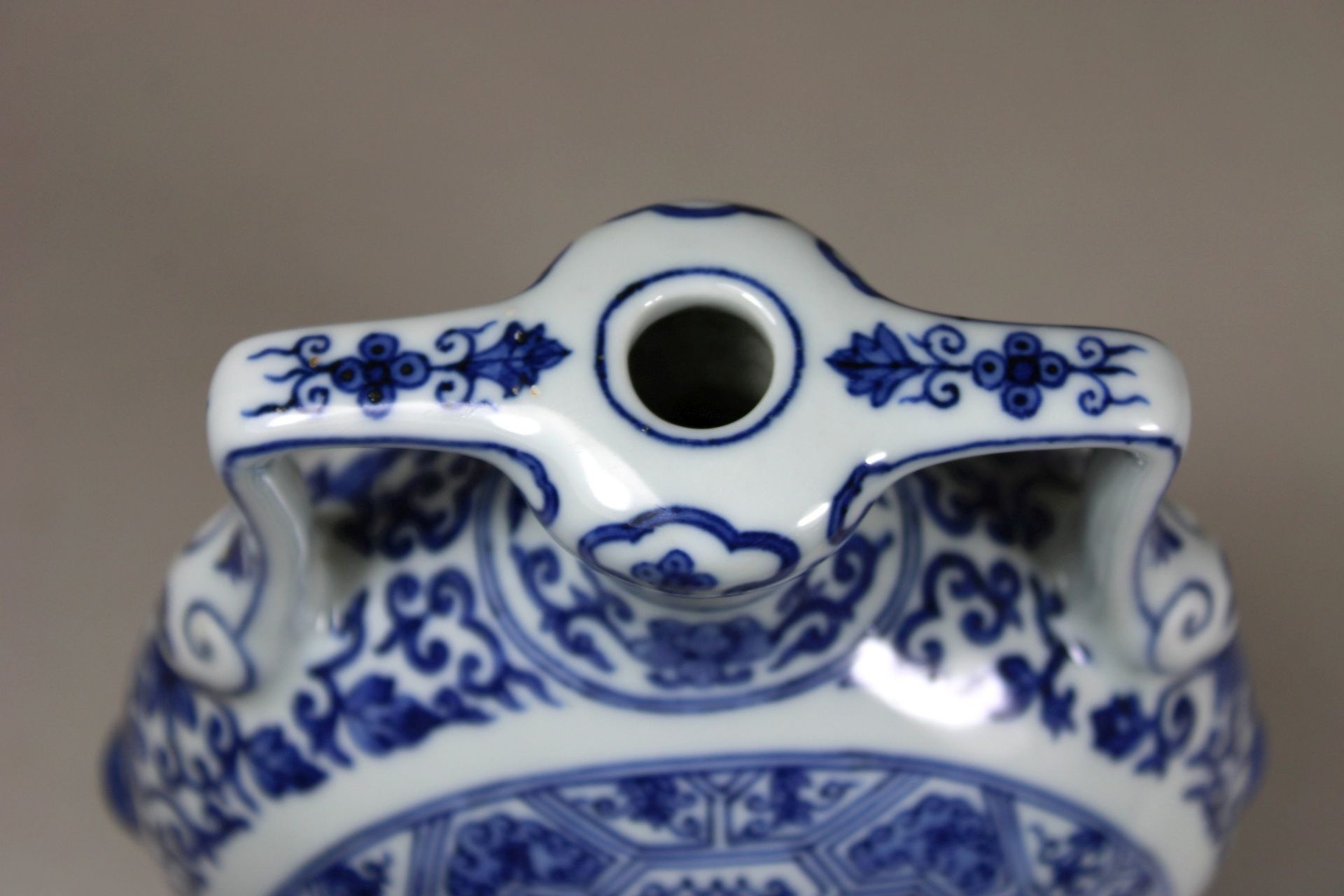 Baoyueping Vase, China, Porzellan, Qianlong Marke, blau-weiß bemalt, H.: 18 cm, B.: 14,5 cm. Guter, - Bild 3 aus 4