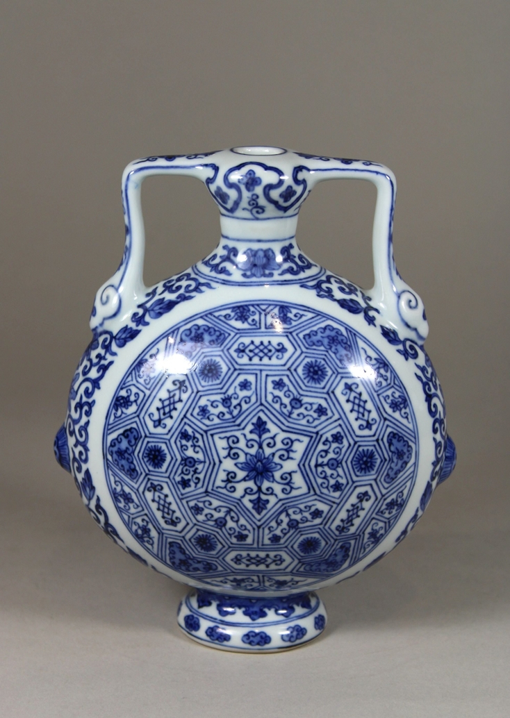 Baoyueping Vase, China, Porzellan, Qianlong Marke, blau-weiß bemalt, H.: 18 cm, B.: 14,5 cm. Guter,