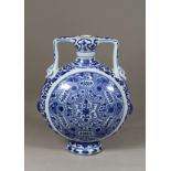 Baoyueping Vase, China, Porzellan, Qianlong Marke, blau-weiß bemalt, H.: 18 cm, B.: 14,5 cm. Guter,