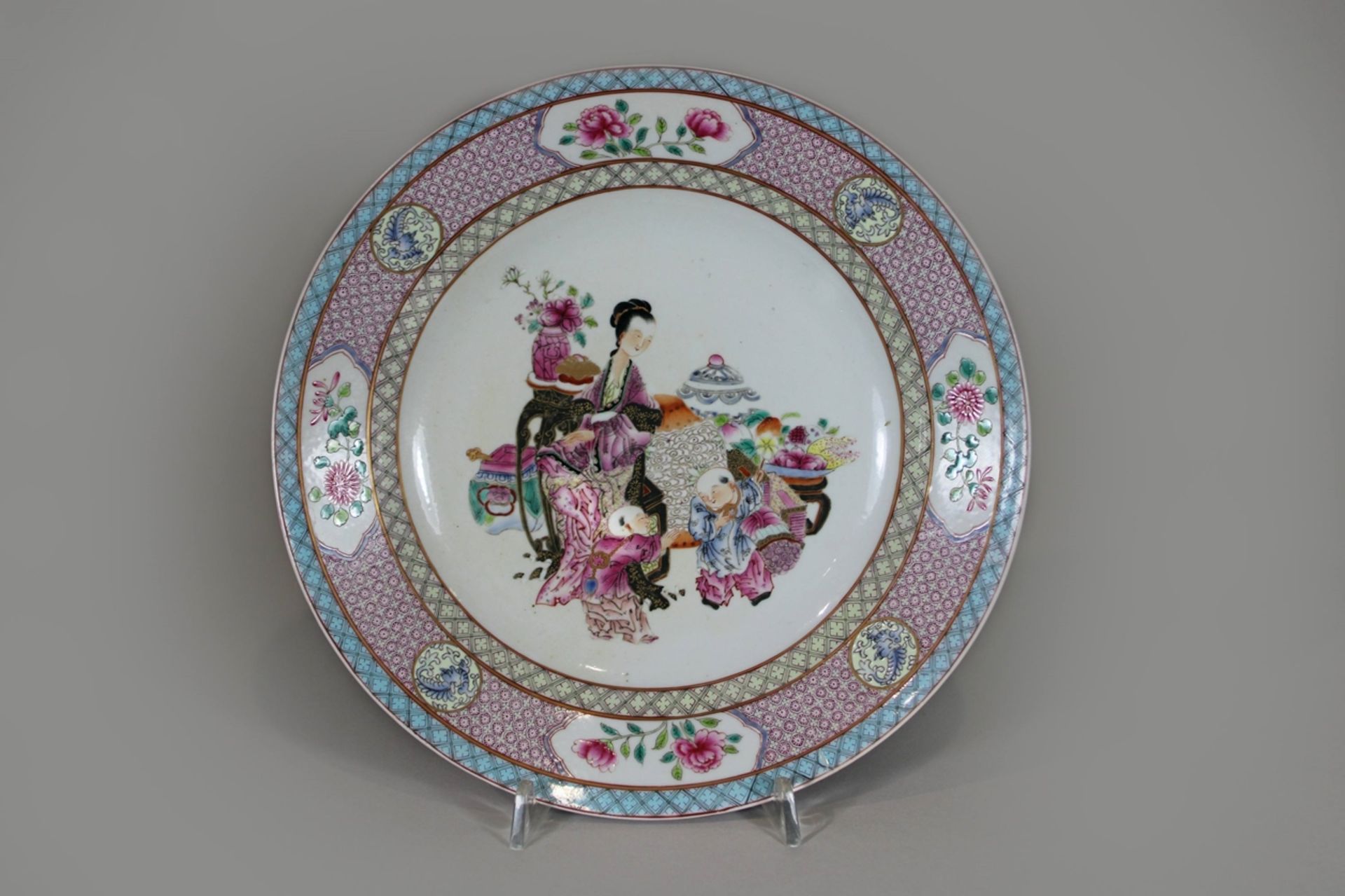 Famille rose Teller, China, Porzellan, Qing-Dynastie, ohne Marke, Blumen- und Golddekor, figürliche