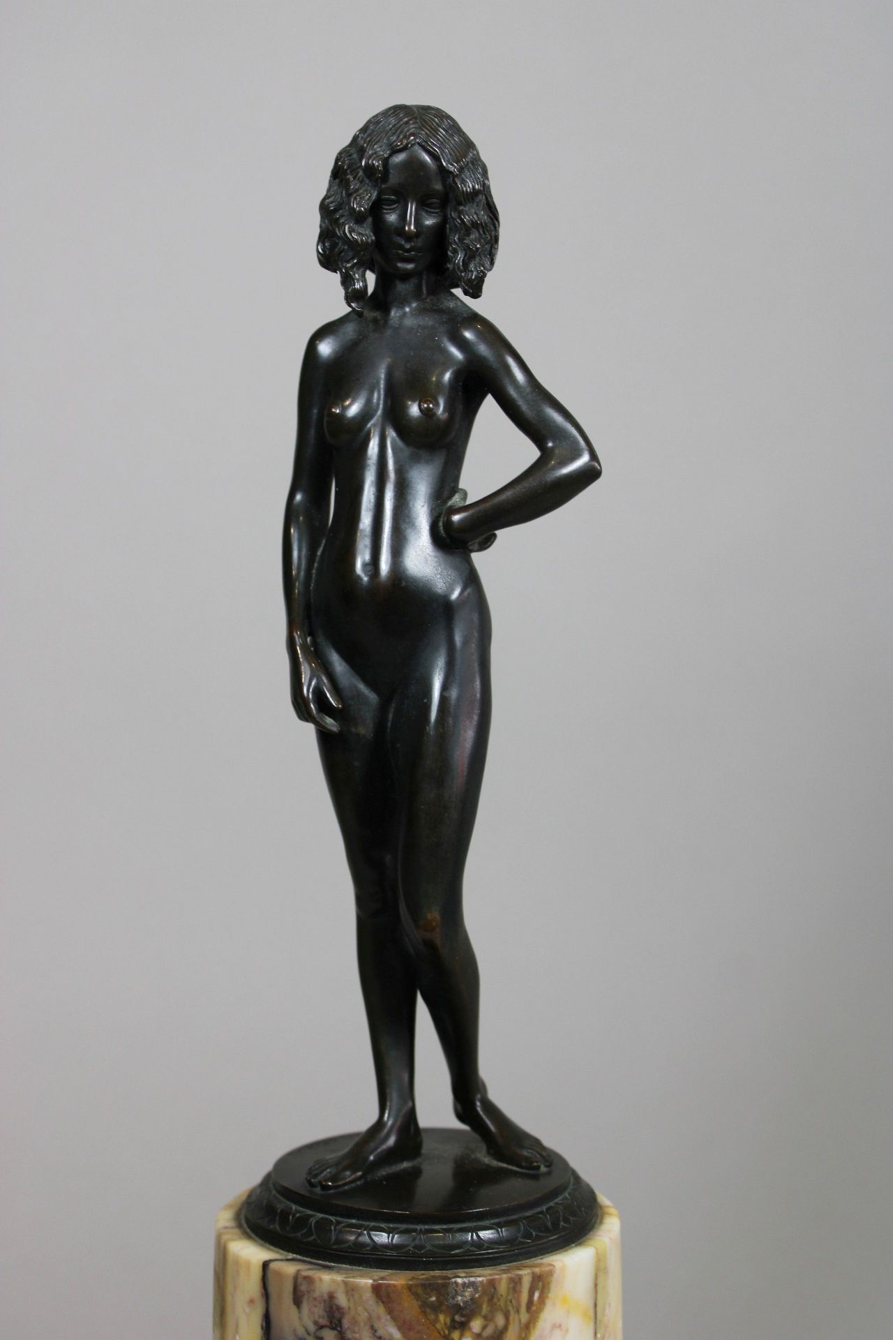 Johann Vierthaler (deutsch, 1869 - 1957), Stehender weiblicher Akt, Bronze, signiert, Marmorsockel, - Bild 2 aus 6