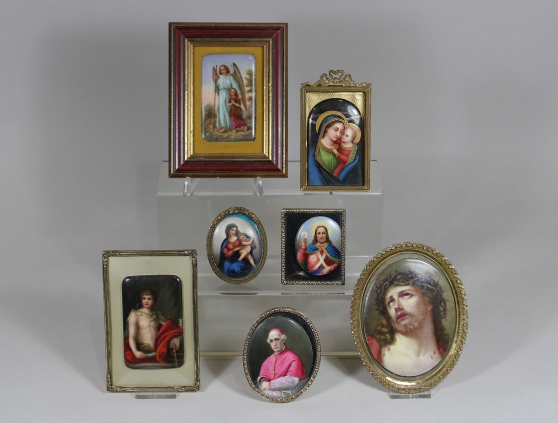 Sieben Miniaturmalereien auf Porzellan, Sakrale Motive, Maße: von 6,5 bis 12 cm. Guter, altersbedin