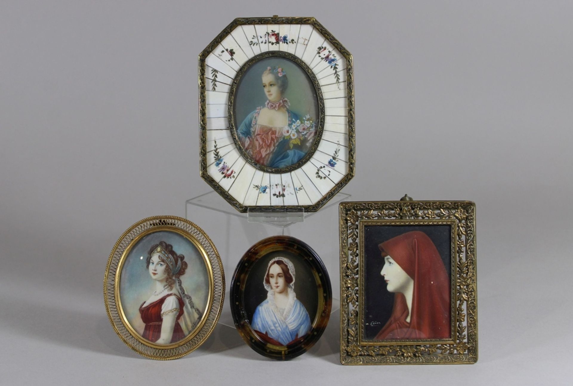 Vier Miniaturmalereien, Damenportrait, um 19. Jh., zwei davon unten unleserlich signiert. Guter, al