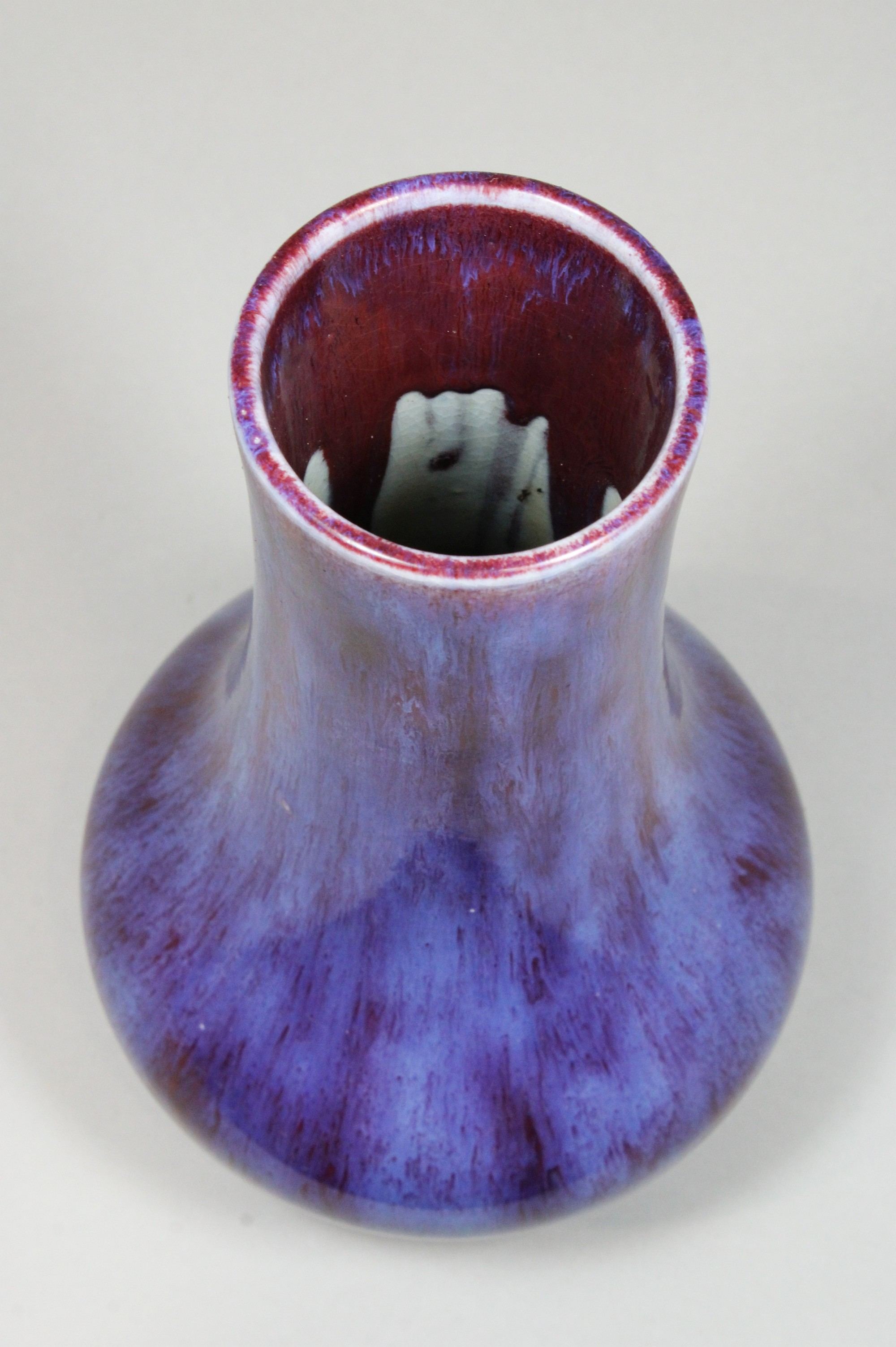 Vase, China, Porzellan, Ohne Marke, Flambe-Glasur, H.: 21,5 cm. Guter, altersbedingter Zustand, Gla - Image 4 of 4