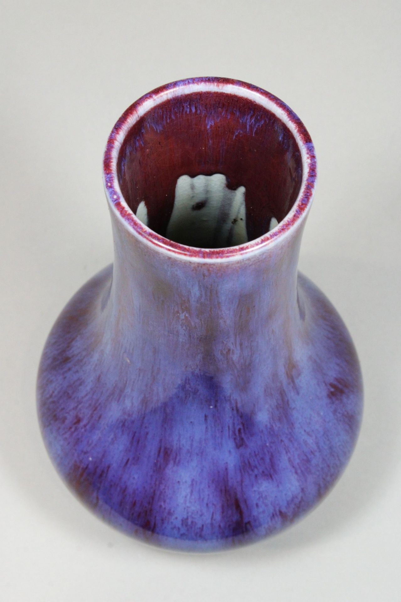 Vase, China, Porzellan, Ohne Marke, Flambe-Glasur, H.: 21,5 cm. Guter, altersbedingter Zustand, Gla - Bild 4 aus 4