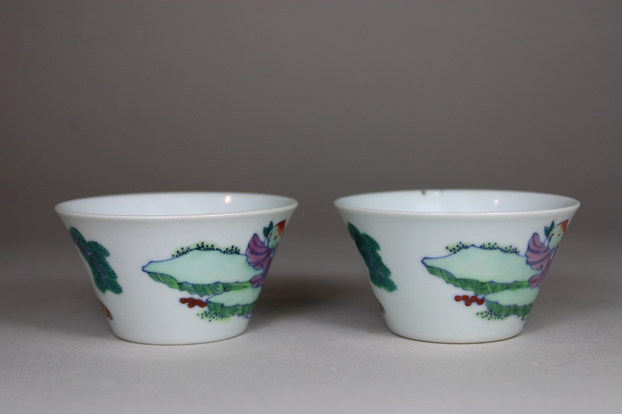 Paar Cups, Porzellan, Doppelring und Yongzheng Marke am Boden, polychrom bemalt, Landschaft und fig - Image 4 of 5