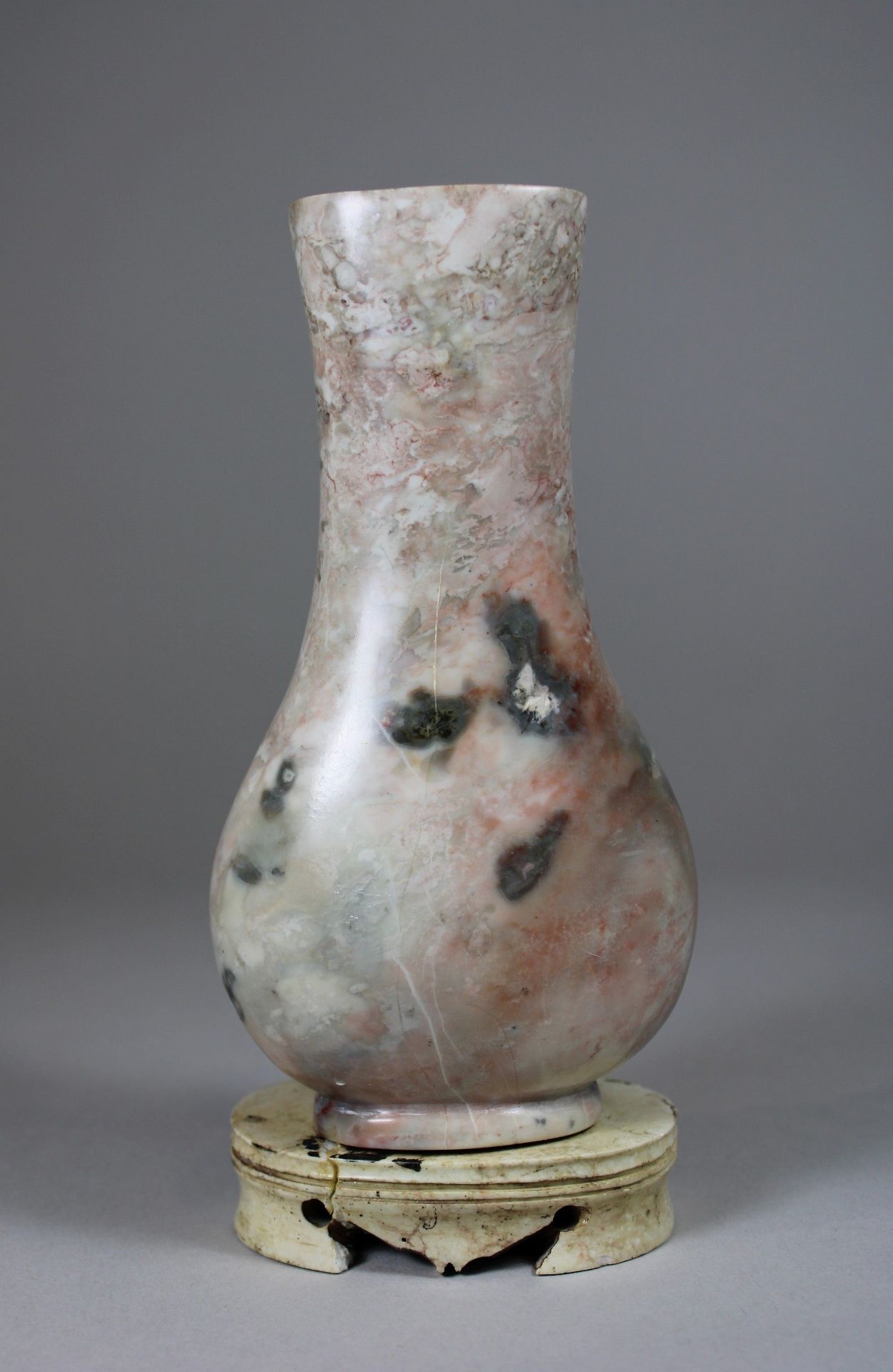Vase, China, 1. Hälfte 20. Jh., Speckstein, Blumendekor, H.: 18,5 cm. Guter, altersbedingter Zustan - Image 4 of 5