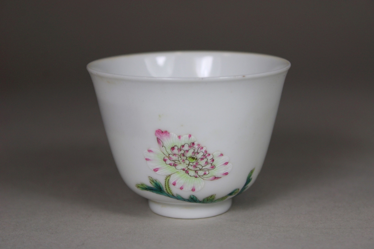 Cup, China, Porzellan, Vierzeichen Yongzheng Marke, Famille rose, Blumendekor, H.: 5 cm, Dm.: 6,5 c - Image 3 of 4