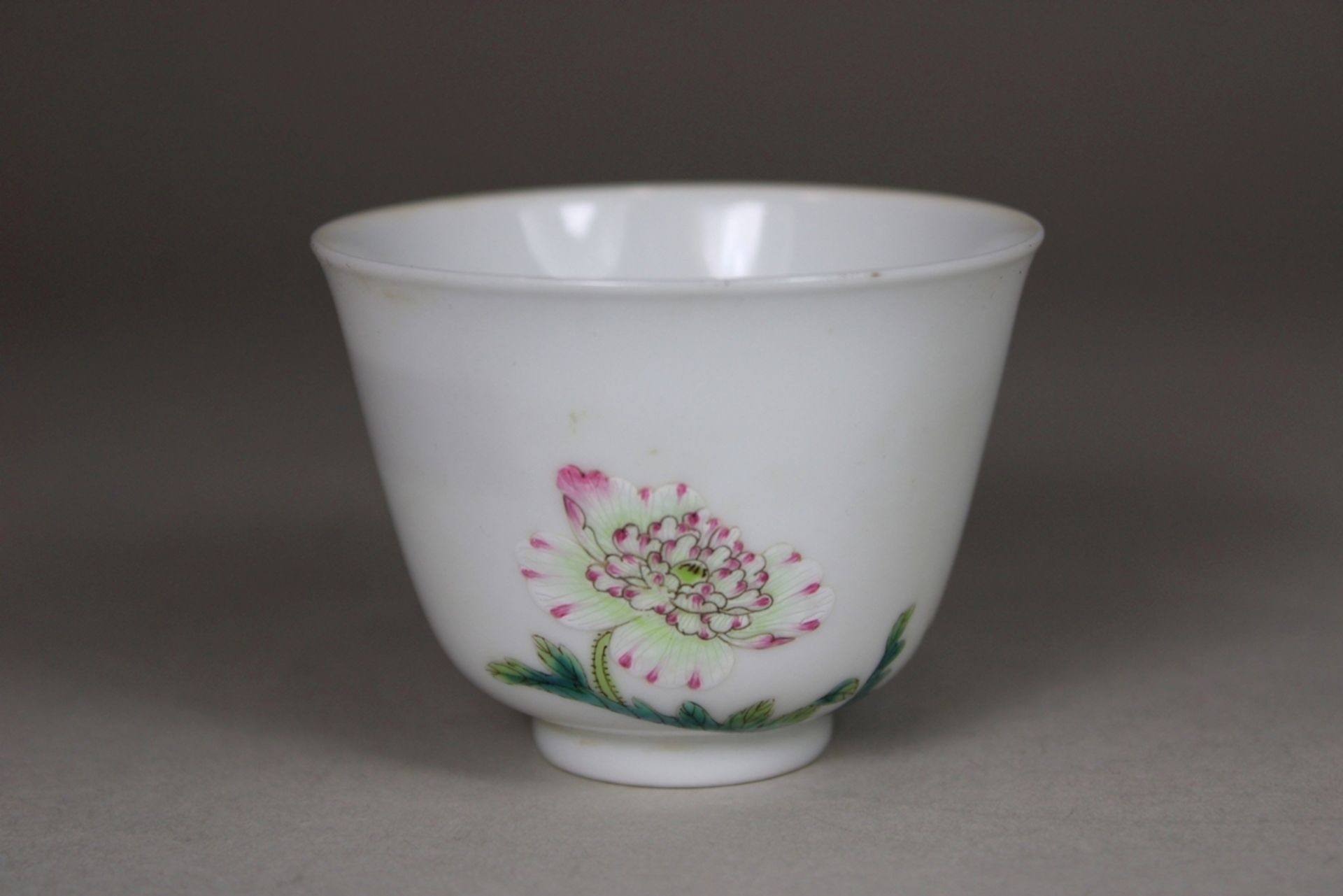 Cup, China, Porzellan, Vierzeichen Yongzheng Marke, Famille rose, Blumendekor, H.: 5 cm, Dm.: 6,5 c - Bild 3 aus 4