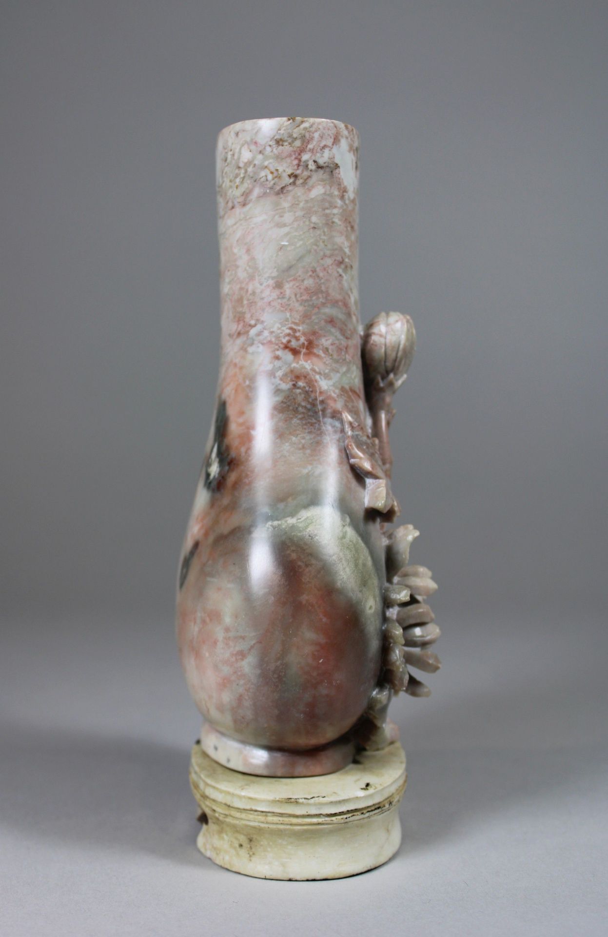 Vase, China, 1. Hälfte 20. Jh., Speckstein, Blumendekor, H.: 18,5 cm. Guter, altersbedingter Zustan - Image 3 of 5