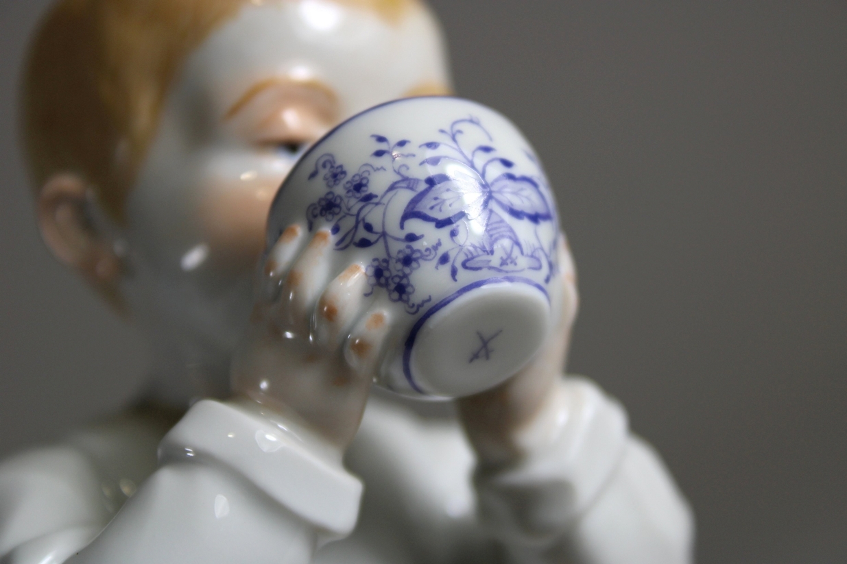 Porzellanfigur, Hentschelkind, Junge mit Zwiebelmuster Tasse, Meissen, Schwertermarke, 1. Wahl, Mod - Image 7 of 7