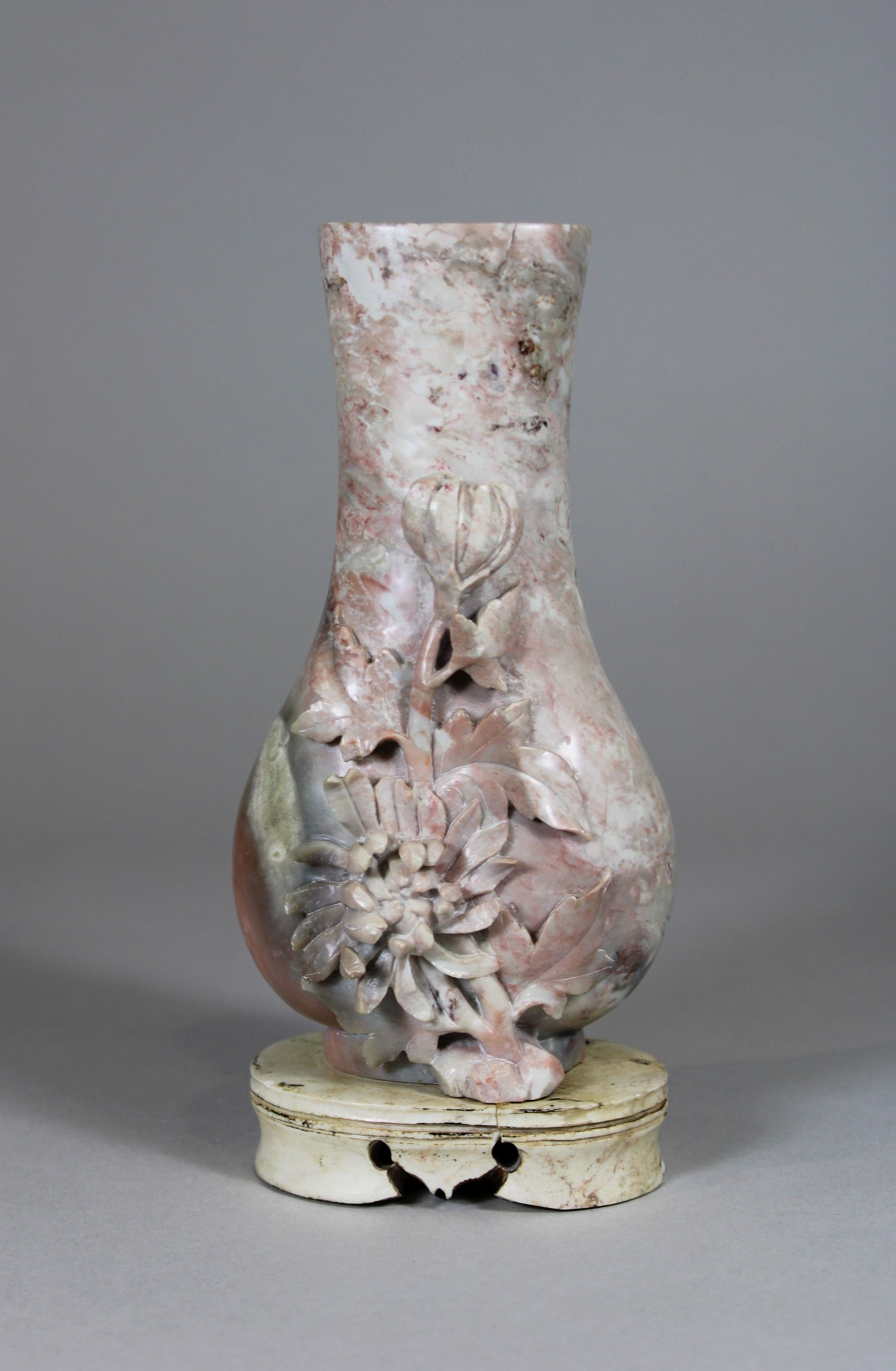 Vase, China, 1. Hälfte 20. Jh., Speckstein, Blumendekor, H.: 18,5 cm. Guter, altersbedingter Zustan