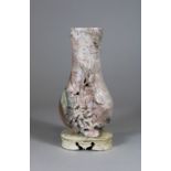 Vase, China, 1. Hälfte 20. Jh., Speckstein, Blumendekor, H.: 18,5 cm. Guter, altersbedingter Zustan